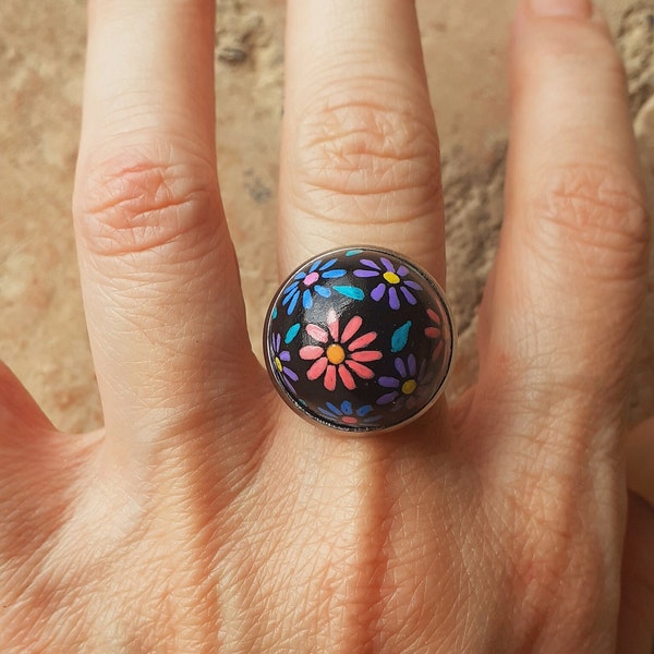 Anillo de madera, anillo pintado a mano, anillo negro, anillo cabujón, anillo con flores de colores, anillo boho hippie, anillo grande mujer