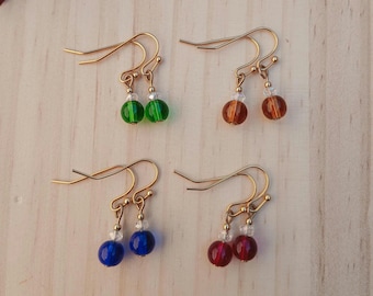 Pendientes clásicos de acero inoxidable dorado con cuentas redondas de vidrio en rojo, azul, verde o amarillo y pequeñas cuentas facetadas