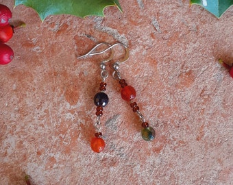 Boucles d'oreilles longues avec agates facettées, boucles d'oreilles asymétriques, boucles d'oreilles perles de pierre, boucles d'oreilles vertes et oranges, boucles d'oreilles originales