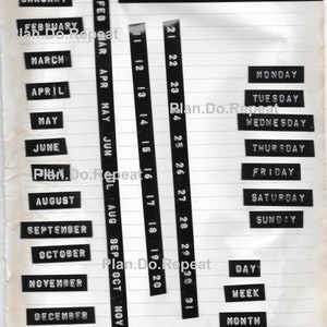 Könnte beinhalten: Ein schwarz-weißer Kalender mit den Worten "Plan.Do.Repeat" oben. Der Kalender ist in Monate unterteilt, wobei jeder Monat eine eigene Spalte hat. Die Wochentage sind auf der rechten Seite des Kalenders aufgelistet. Das Jahr 2021 ist unten auf dem Kalender gedruckt.