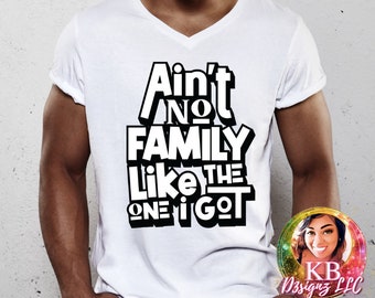 Könnte beinhalten: Weißes V-Ausschnitt-T-Shirt mit dem Text "Ain't No Family Like The One I Got" in fetter, schwarzer, umrandeter Schrift. Das T-Shirt wird von einer Person getragen. Ein farbenfrohes Logo ist unten rechts sichtbar.