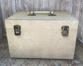 Neat little Vintage Cream Colored Train Case, Retro Beige Travel Case