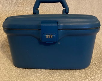 Nice Blue Vintage Train Case, Hard Shell Travel Case, Vintage Cosmetic Case