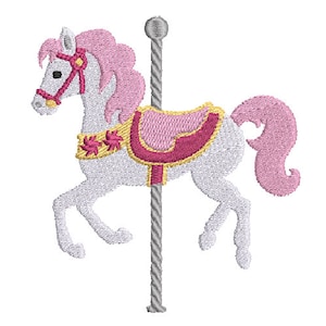 以下が含まれることがあります： ピンクのたてがみと尻尾、ピンクの鞍、金色のアクセントが付いた白いカルーセル馬。馬は銀色のポールに取り付けられています。