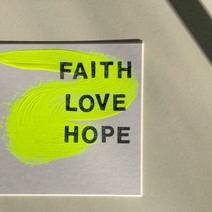 Faith Love Hope - Kunstdruck neon-gelb mit schwarzer Schrift (gestempelt)