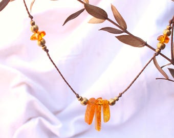 Collier « Klaipeda » avec éclats d'ambre et perles de laiton