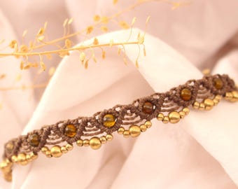 Lanière de pied en macramé noué « Temara » avec perles d'agate de feu et de laiton