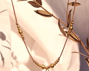 Collier en macramé « Orbetello » avec spirale incurvée en fil de laiton