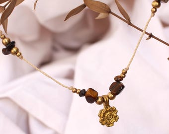 Collier « Vlora » en or avec pendentif fleur et pierres précieuses