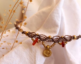 Collier ras-du-cou en macramé « Alausi » | Collier noué avec perles en laiton et pierres précieuses
