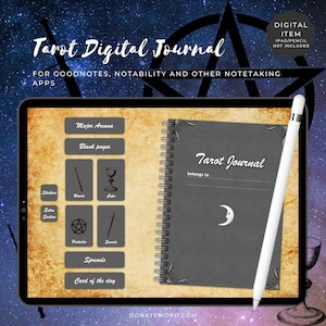 Könnte beinhalten: Eine digitale Journal-App für iPad mit einem grauen Cover und einem Halbmond-Design. Die App enthält Abschnitte für das Große Arcana, leere Seiten, Sticker, Zauberstäbe, Kelche, Pentakel, Schwerter, Spreads und die Karte des Tages. Der Text "Tarot Journal belongs to" befindet sich oben im Journal.