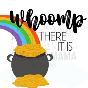 Może przedstawiać: Grafika przedstawiająca tęczę łukowatą nad czarnym garnkiem przepełnionym złotymi monetami. Tekst "Whoomp There It Is" jest napisany czcionką wesołą. Projekt ma białe tło.