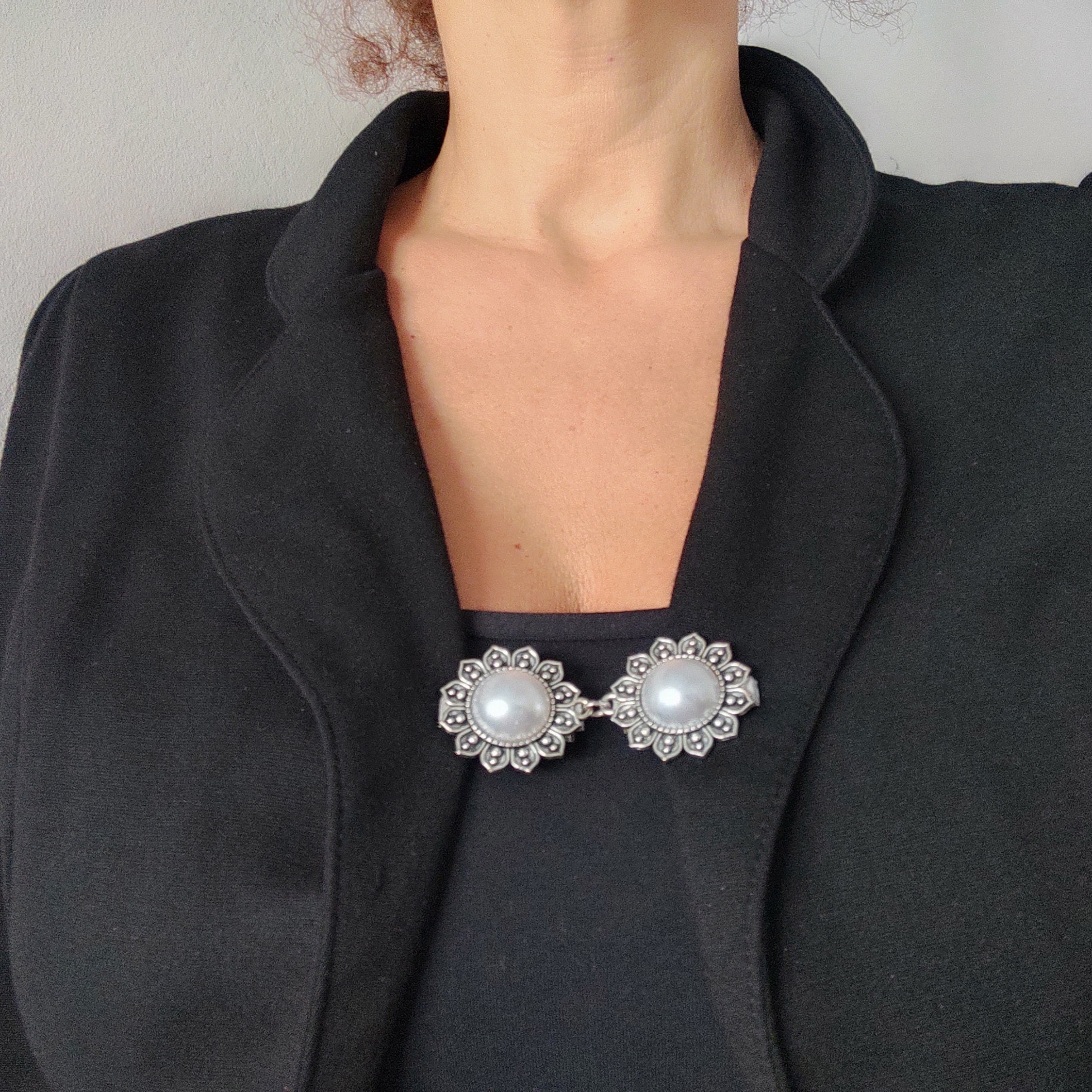 Pearl brooch brooch to close jacket cardigan cloak Etsy 日本