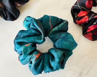 Handgefertigtes Xiangyunsha Scrunchie - Luxus-Haargummi aus Maulbeerseide, blaugrüner botanischer Druck, natürliche Seidenoberfläche