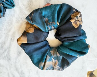 Maulbeerseide Scrunchie - Blaugrüner botanisch floraler Haargummi
