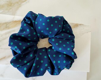 22 Momme Mulberry Silk Scrunchie, Granatowa gumka do włosów w kropki