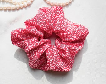 Jumbo Mulberry Silk Scrunchie – miękka różowa gumka do włosów z kwiatowym wzorem, luksusowa gumka do włosów