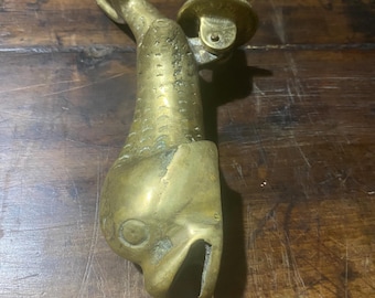 Aldaba antigua con forma de delfín neoclásico