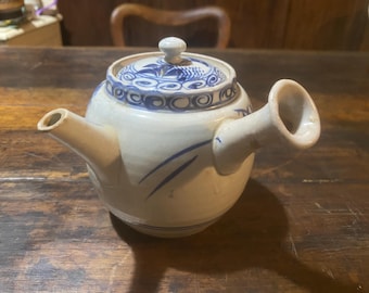 Um bule de chá japonês Kyusu de porcelana azul e branca.