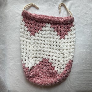 Bolsa de crochet con cordón y diseño de chevron en color rosa y blanco
