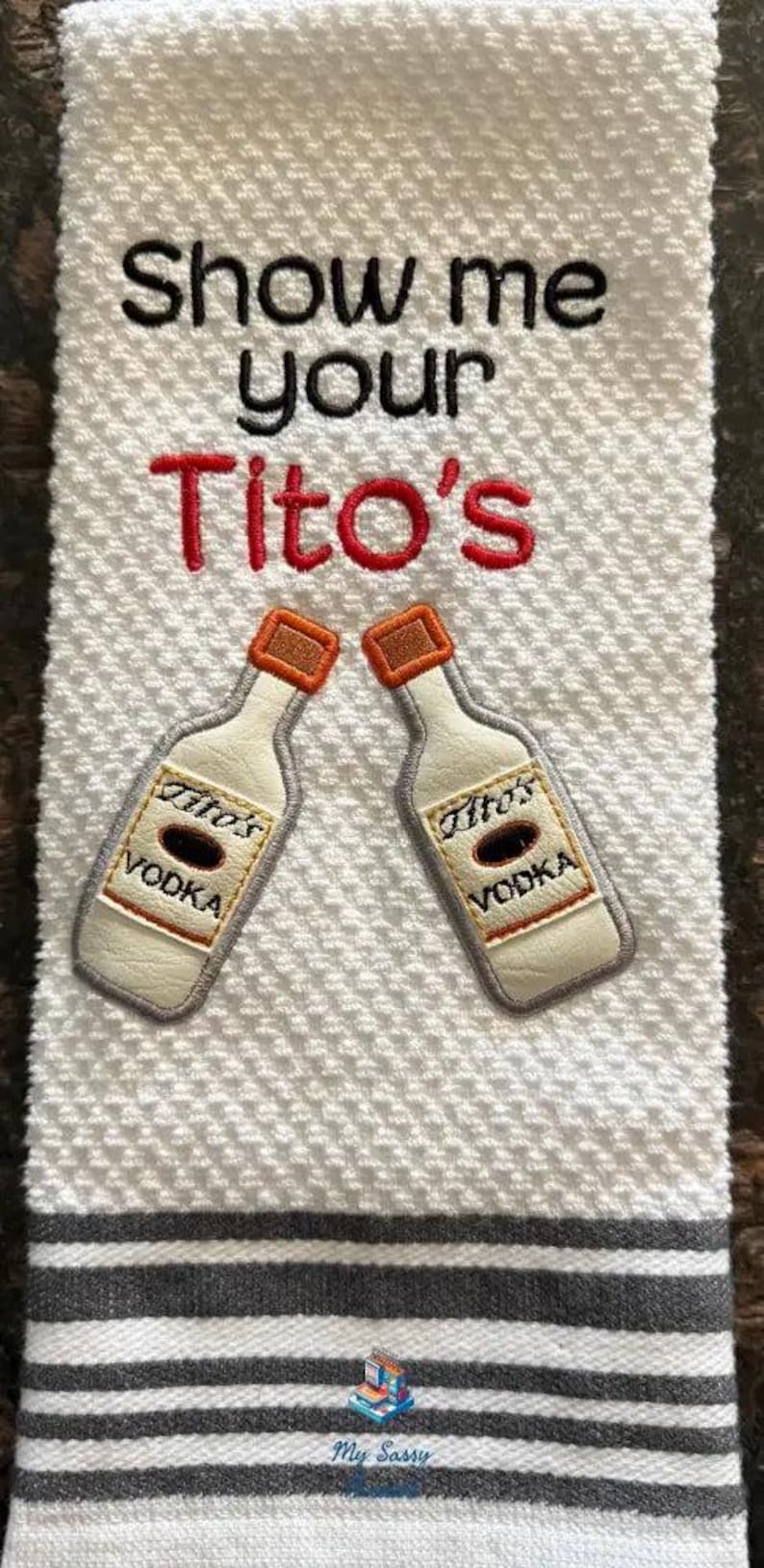 Targa In Latta Vintage DILUKE "Show Me Your Tito" - Cartello In Alluminio 10x40 Cm Per Bar, Pub, Garage, Grotta Dell'Uomo - Decorazione Da Parete Regalo