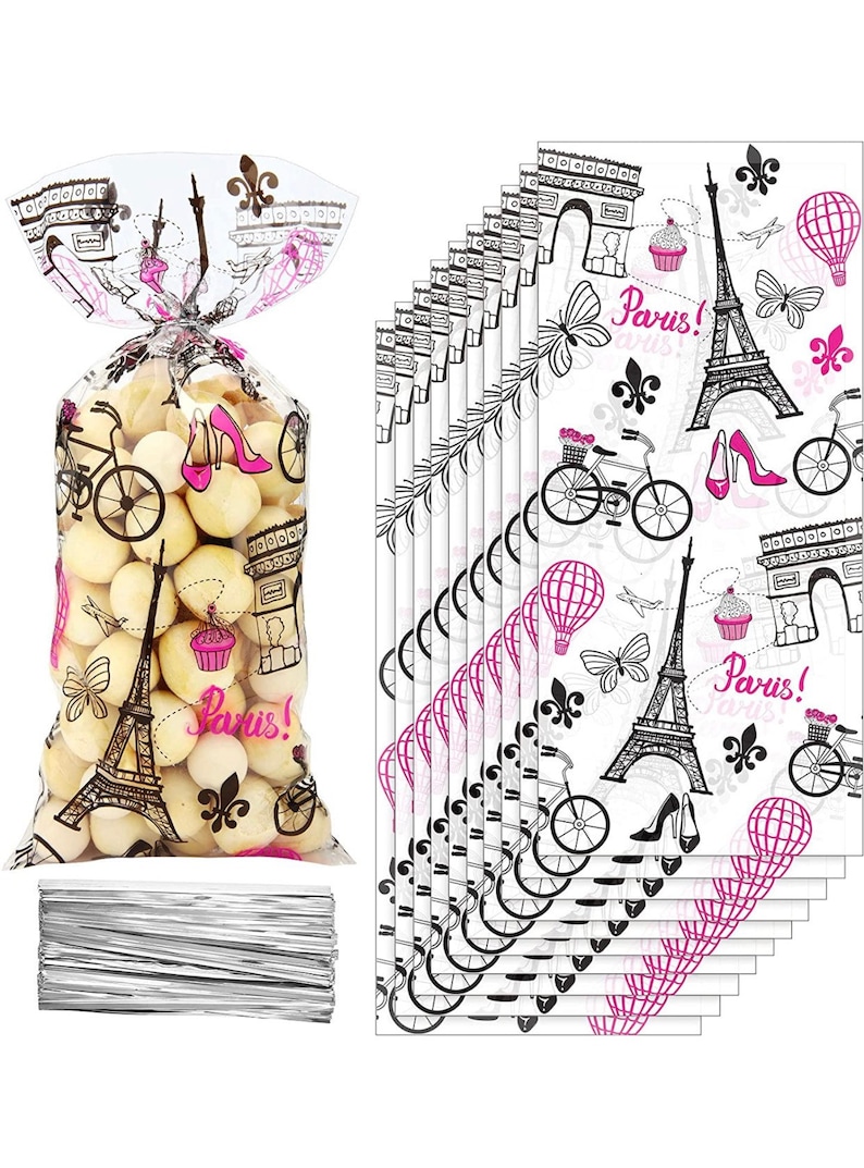 Puede incluir: Un conjunto de 12 bolsas de golosinas de celof&aacute;n transparente con tem&aacute;tica parisina. Las bolsas presentan un dise&ntilde;o en blanco y negro con im&aacute;genes de la Torre Eiffel, una bicicleta, un globo aerost&aacute;tico y la palabra "&iexcl;Par&iacute;s!" en letras rosas. Las bolsas est&aacute;n atadas con lazos de torsi&oacute;n plateados.