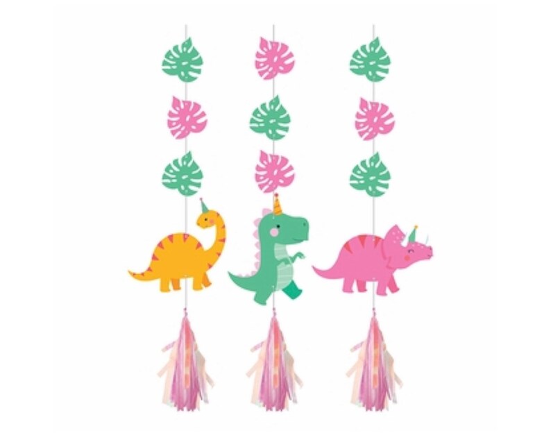 Op de afbeelding: Drie dinosaurus-party hangdecoraties met groene bladeren en roze kwastjes. De dinosaurussen zijn een groene T-Rex, een gele brachiosaurus en een roze triceratops.