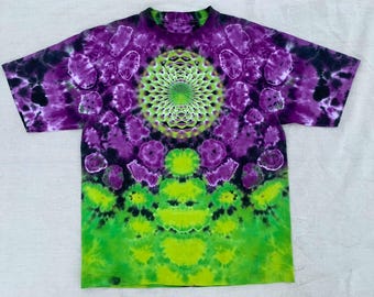 Handgjord tie-dye-skjorta – Mandala grön & lila psykedelisk fraktalkonst-tröja, boho-tröja