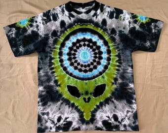 Camiseta Tie-Dye Artesanal com Estampa de Alienígena: Design Psicodélico de OVNI para Festival