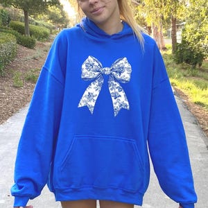 Sudadera Toile De Jouy Coquette Bow, camisa Coquette Bow, suéter con cinta azul, estética femenina imagen 3