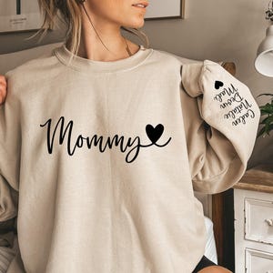 Custom Mommy Sweatshirt Kid Name on Sleeve, Custom Mommy Sweatshirt, New Mom Sweatshirt, Gift For Mom, Personalized Mom Hoodie, Mama Sweater