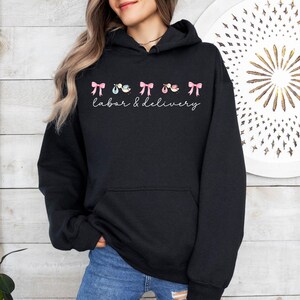 Sudadera Coquette para Unidad de Trabajo de Parto y Alumbramiento, sudadera con capucha para enfermera obstetra, cuello redondo para enfermera de parto y alumbramiento, regalo para madres, enfermeras de bebés graduadas, enfermeras de guardería imagen 6