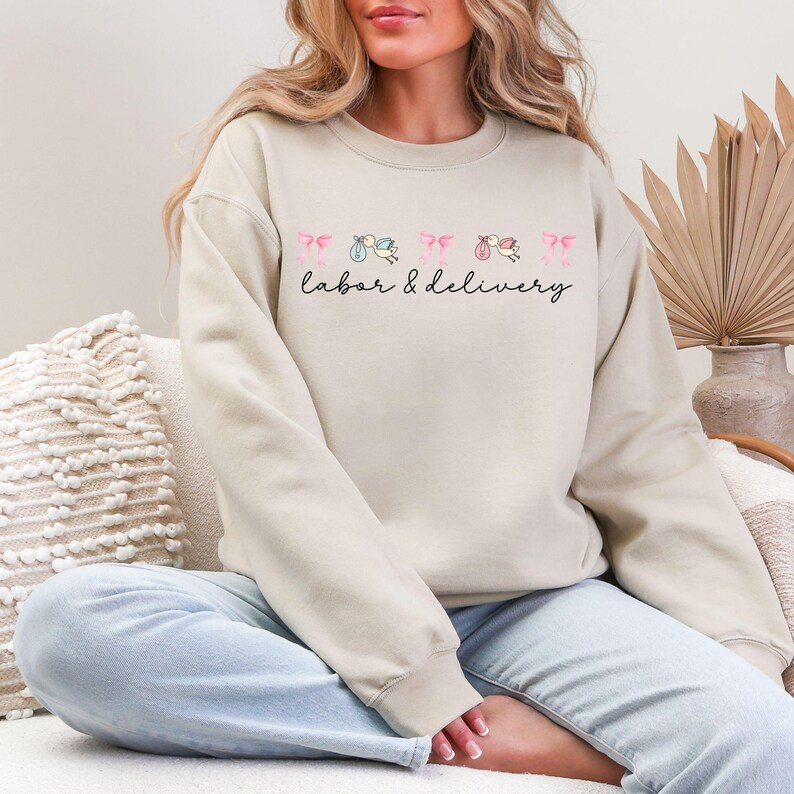 Sudadera Coquette para Unidad de Trabajo de Parto y Alumbramiento, sudadera con capucha para enfermera obstetra, cuello redondo para enfermera de parto y alumbramiento, regalo para madres, enfermeras de bebés graduadas, enfermeras de guardería imagen 2