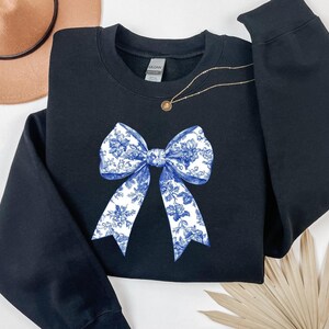 Sudadera Toile De Jouy Coquette Bow, camisa Coquette Bow, suéter con cinta azul, estética femenina imagen 1