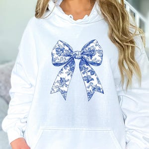 Sudadera Toile De Jouy Coquette Bow, camisa Coquette Bow, suéter con cinta azul, estética femenina imagen 2