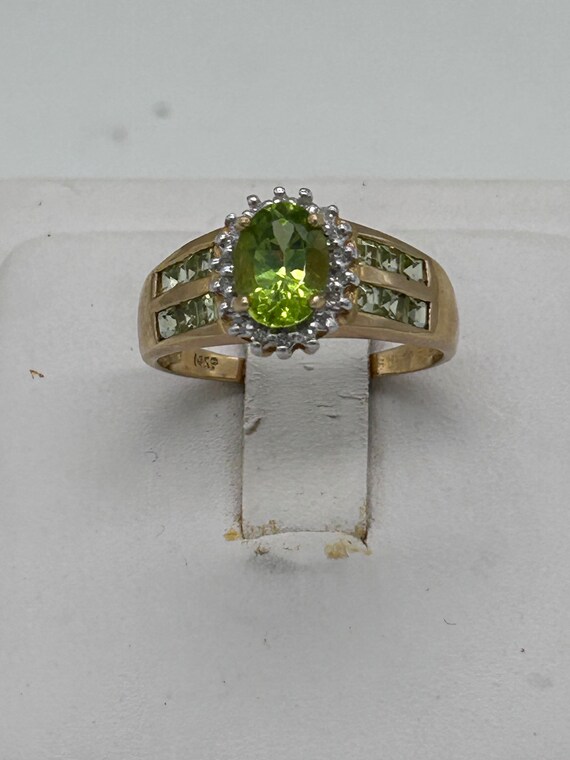 14K gold ring with peridot gemstone