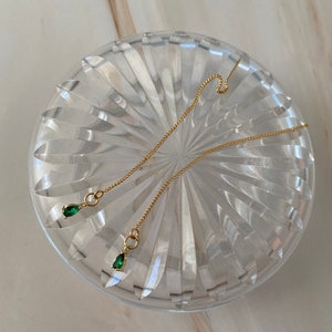 Handmade Minimalist 18K Gold Threader Earrings Fine Curb Chain Tiny Mini Drop Green Cubic Zirconia Teardrop Charm Earrings Helix Cartilage