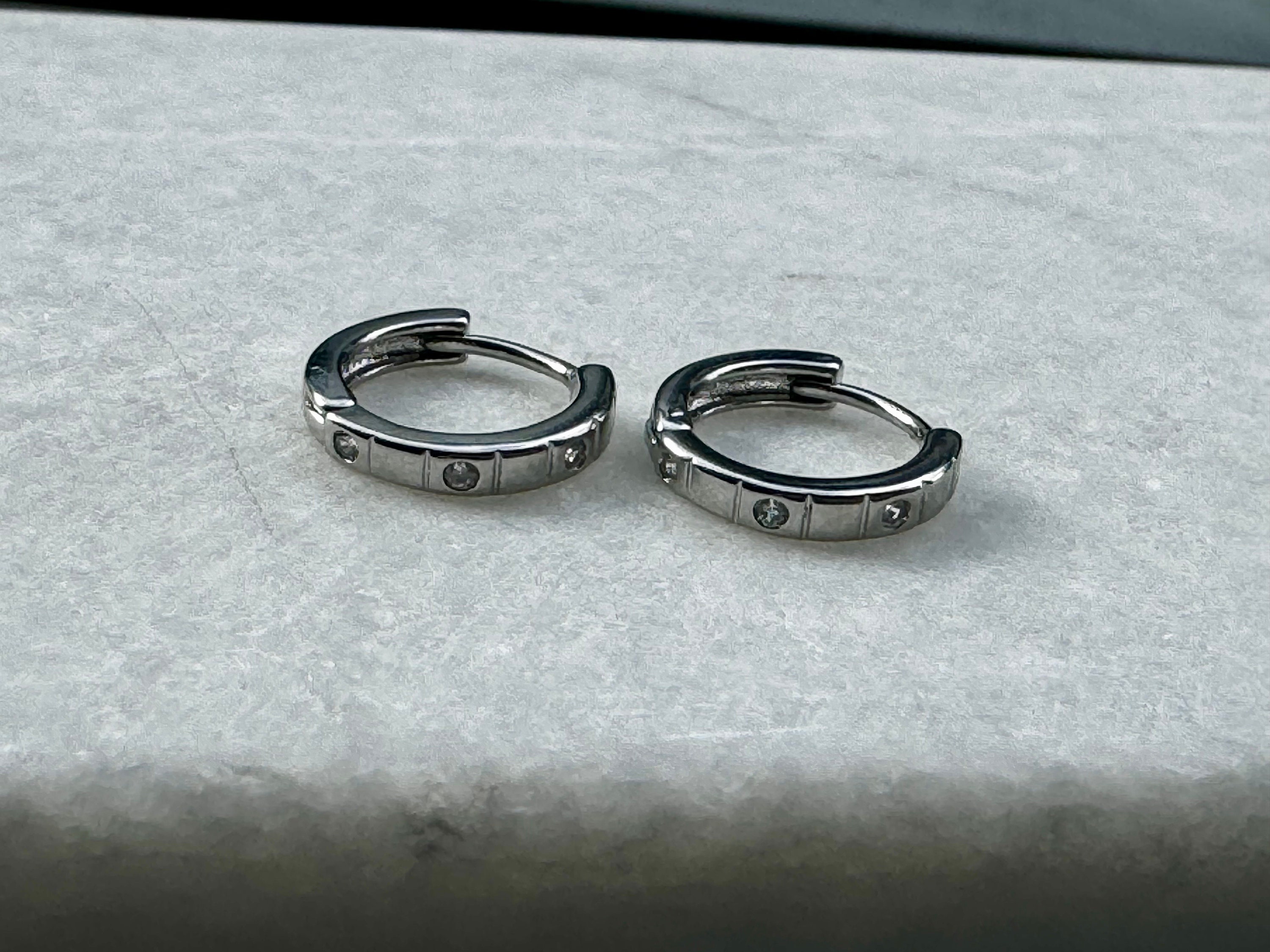 HEEYA Orecchini A Cerchio Huggies In Argento Sterling Con Zirconia Cubica - Linee Blu, Nere O Bianche - Diametri 15 E 20 Mm - Con Scatola Portagioie