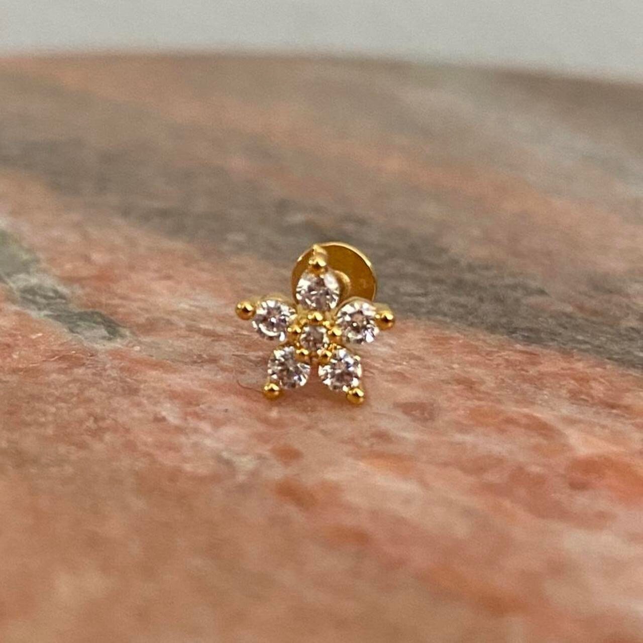 10 orecchini a forma di fiore in oro con pavé di zirconi cubici e