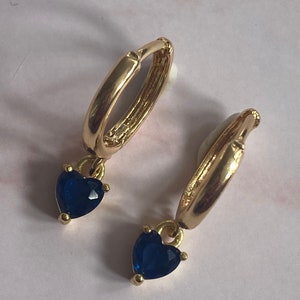 Superbes boucles d&#39;oreilles pendantes faites main en plaqué or 18 carats, minuscules zircones cubiques, saphirs bleus foncés, mini-cœurs en cristal Huggie Sleeper