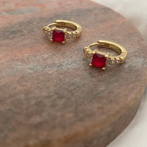 Superbe mini zircone cubique plaquée or 18 carats avec pavé de cristaux transparents et boucles d&#39;oreilles Huggie Sleeper en cristal carré rouge