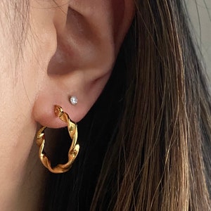 Everyday High Quality Hypoallergenic Stainless Steel Twist 1.6cm Gold Huggie Hook Hoop Sleeper Stud Through Earrings Tarnish Resistant