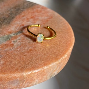 Atemberaubende 18K Gold Plated einstellbare Weißer Opal Mondstein Kristall Oval Dünne Band Öffnen Mini Midi Ring Stapel