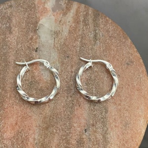 Everyday High Quality Hypoallergenic Platinum Silver Stainless Steel Twist 1.6cm Gold Huggie Hook Hoop Sleeper Earrings Tarnish Resistant