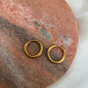 2.5mm Thick Everyday Hypoallergenic Chunky Stainless Steel 14K Gold Round Sleeper 1.2cm Huggie Hoop Stud Through Earrings Tarnish Resistant
