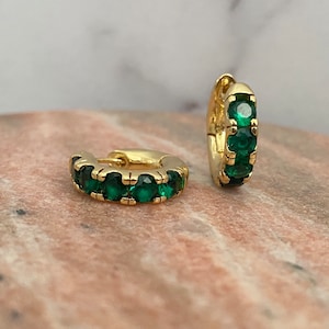 Stunning 18K Gold Plated Chubby Cubic Zirconia Green Emerald Round Scallop Bezel Charm Crystal Huggie Sleeper Hoop Earrings Gift