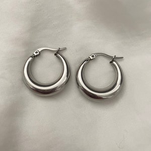 Everyday High Quality Hypoallergenic Chunky Stainless Steel Platinum Silver Round Chubby Hook Hoop Stud Through Earrings Tarnish Resistant