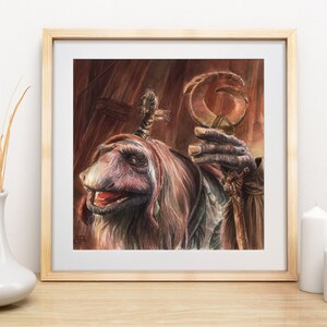 Puede incluir: Una pintura de acuarela de una criatura peluda, marr&oacute;n y blanca con una gran sonrisa de dientes. La criatura lleva una bufanda roja y marr&oacute;n y sostiene un bast&oacute;n con una parte superior curva. El fondo es de color marr&oacute;n oscuro.