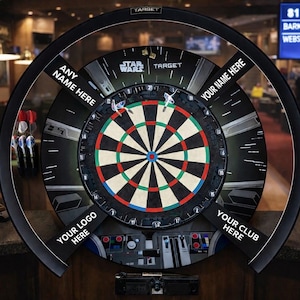 以下が含まれることがあります： 黒いフレームのスターウォーズをテーマにしたダーツボードで、マルチカラーのターゲットが特徴です。ボードには、カスタマイズ用のテキストエリアがあります。「ANY NAME HERE」、「YOUR NAME HERE」、「YOUR LOGO HERE」、「YOUR CLUB HERE」。2本のダーツがボードに刺さっています。