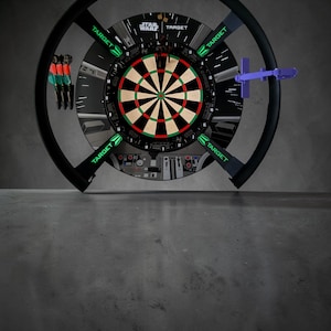 以下が含まれることがあります： 手作りの木製サインで、遊び心のあるフォントで「Welcome」と書かれています。 白く塗装され、使い古したような仕上がりで、ピンクとグリーンの花柄のデザインが施されています。 幅は約30cmです。